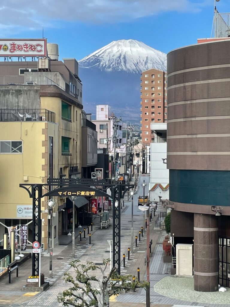 御殿場駅から「マイロード商店街」越しの富士山