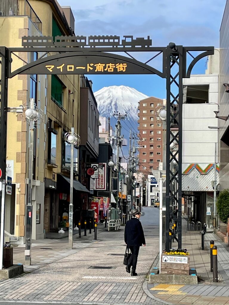 「マイロード商店街」越しの富士山
